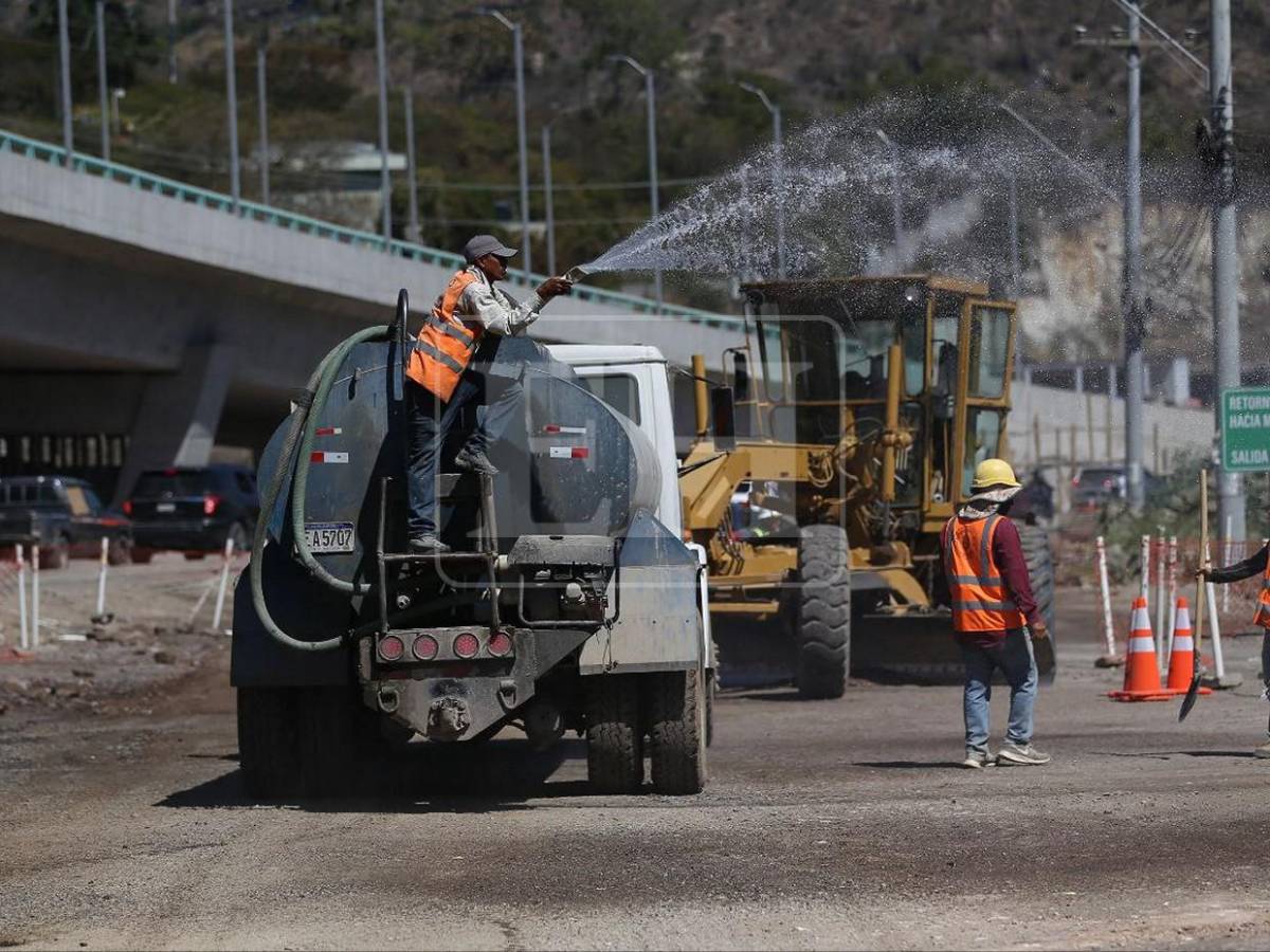 Aplican capa asfáltica en vías adyacentes al puente Papa Francisco