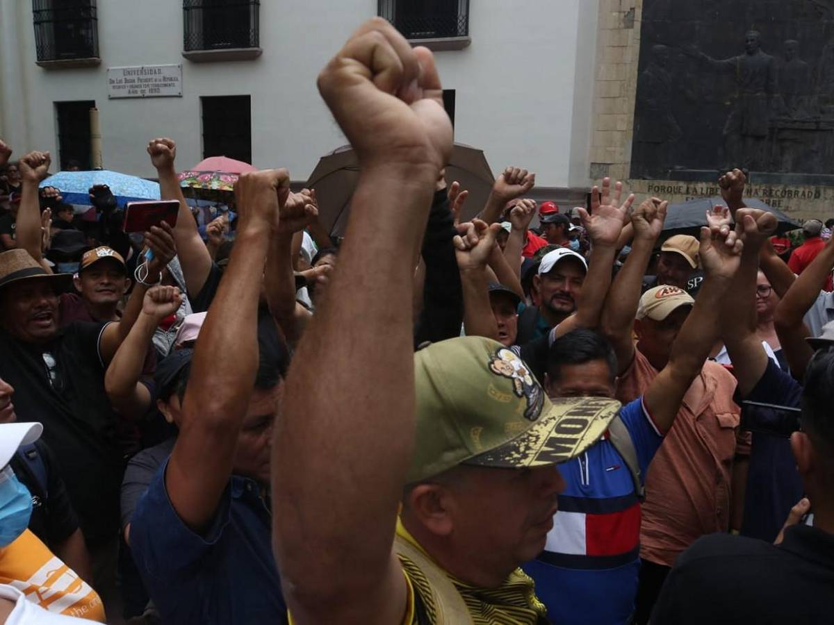 Cansados y sin respuesta: afectados por Koriun permanecen en bajos del Congreso Nacional