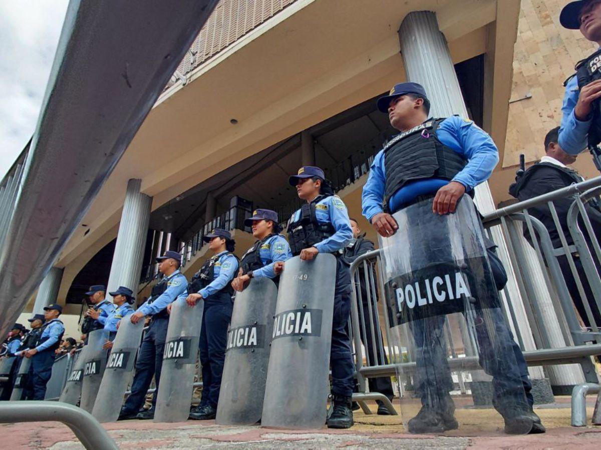 En una iglesia y con más de 70 diputados: así se desarrolla sesión extraordinaria de la oposición