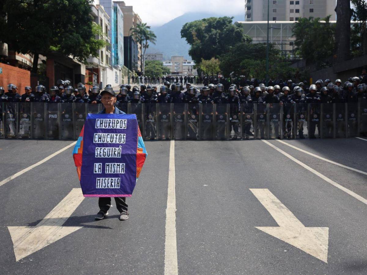 Con fotos de Maduro y pidiendo un salario digno: venezolanos conmemoran el Día del Trabajador