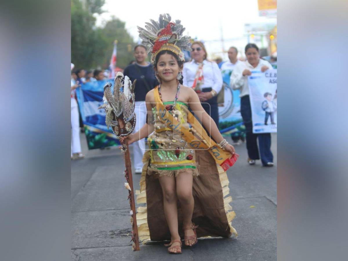Música, color y ritmo: así se viven los desfiles escolares este domingo en la capital