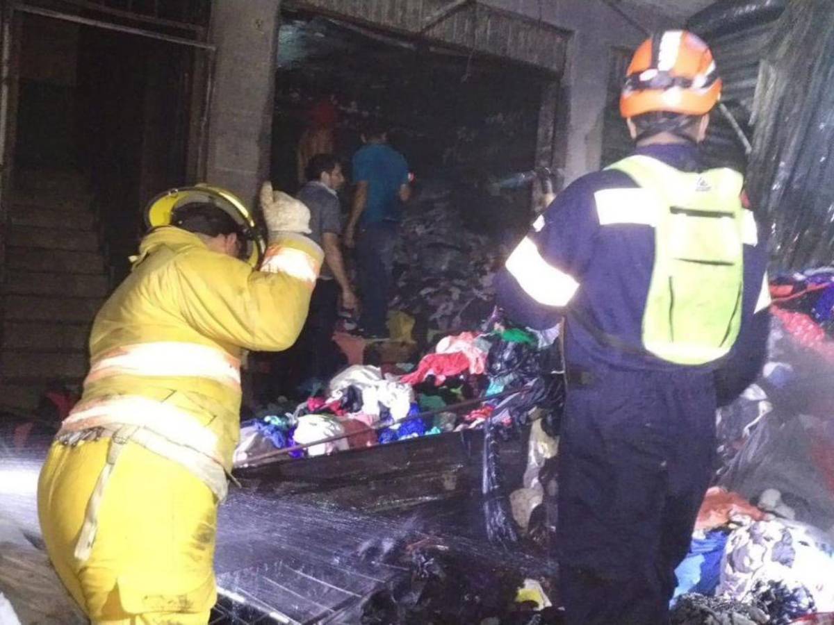 Bomberos heridos, negocios en cenizas y pérdidas cuantiosas: incendio en el mercado Galindo