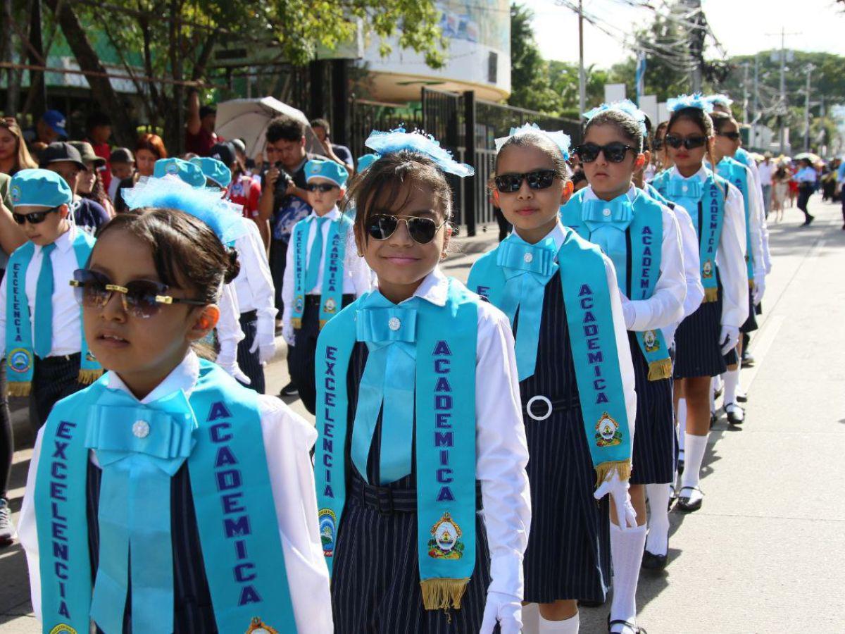 Los pequeñines que dan la milla extra también llenan de orgullo y excelencia los desfiles