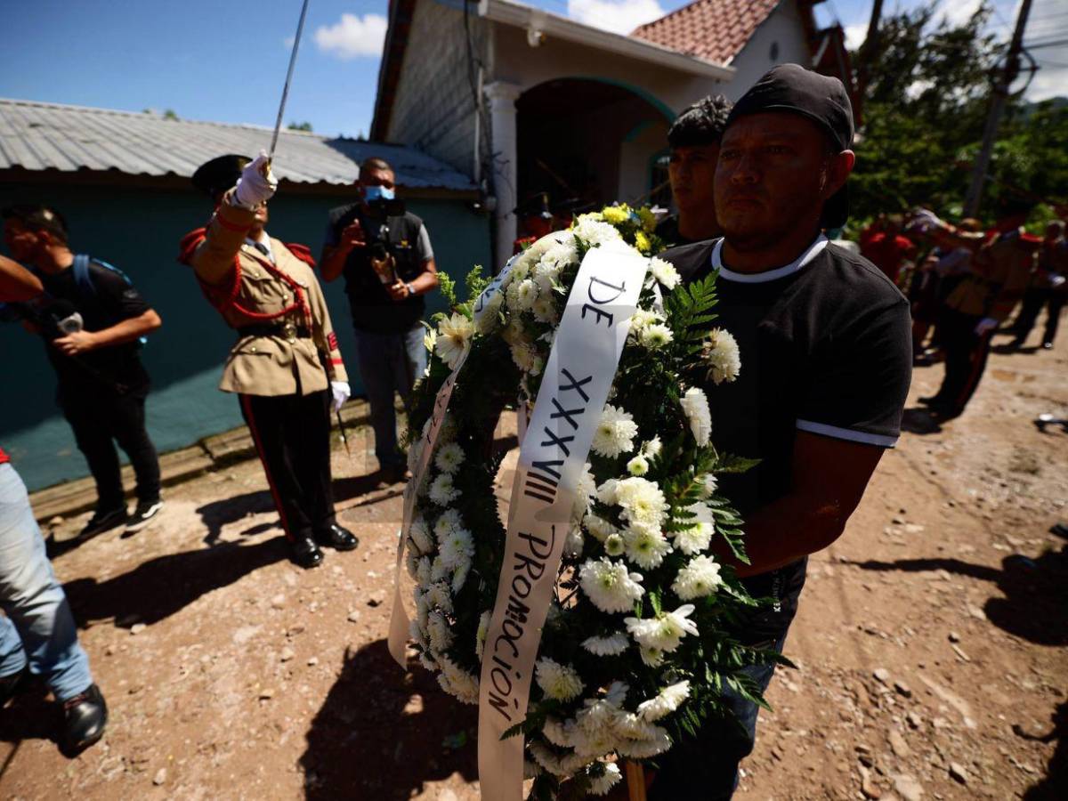 Con aplausos y escoltas despiden a Kevin Pérez, padre y héroe policial que murió tras salvar a menor