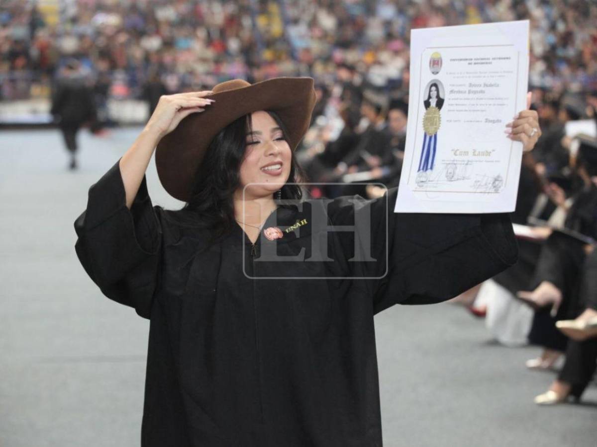 Tras años de esfuerzo, más de mil estudiantes reciben su título en la UNAH