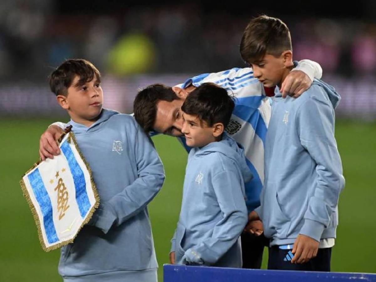 Llanto y linda despedida de su afición: Así fue el último partido eliminatorio de Messi en Argentina