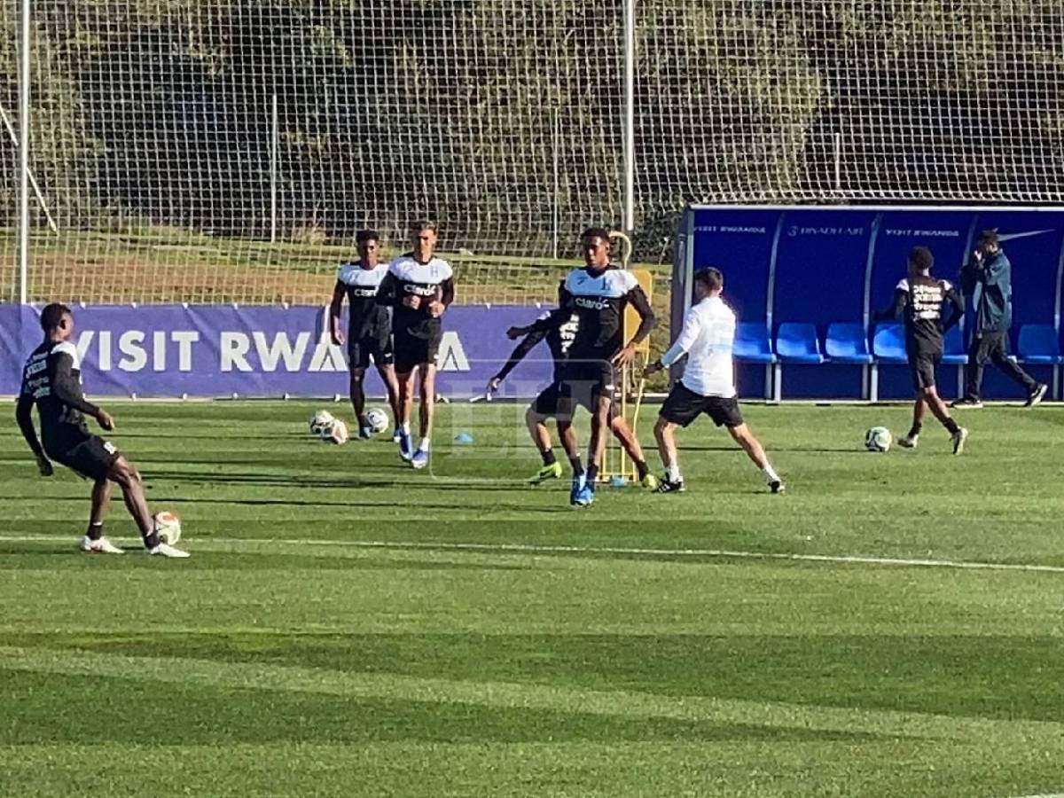 En cancha de gigante de España y el único jugador que faltó: El primer entreno de Honduras con nuevo DT