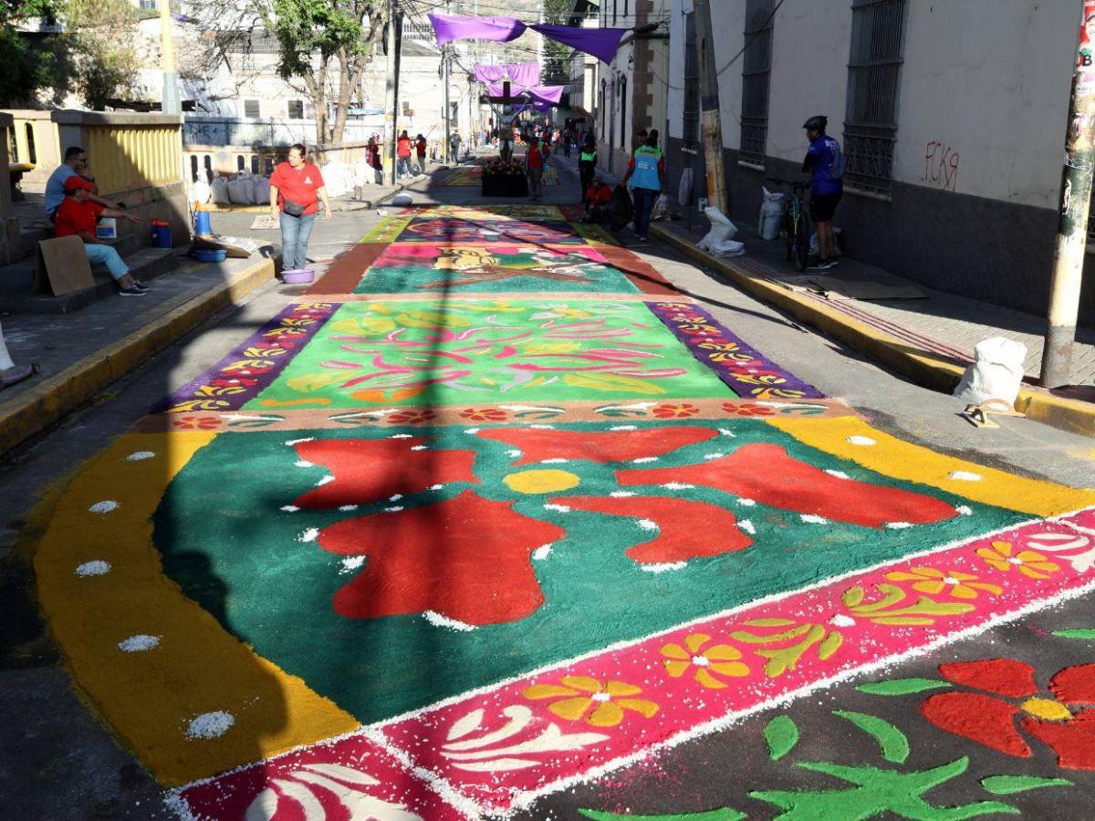 Coloridas alfombras embellecieron el centro histórico el Viernes Santo
