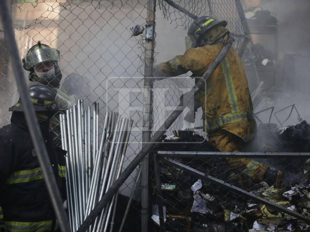 Incendio consume bodega de Migración en colonia Quezada, cerca del Juana Laínez