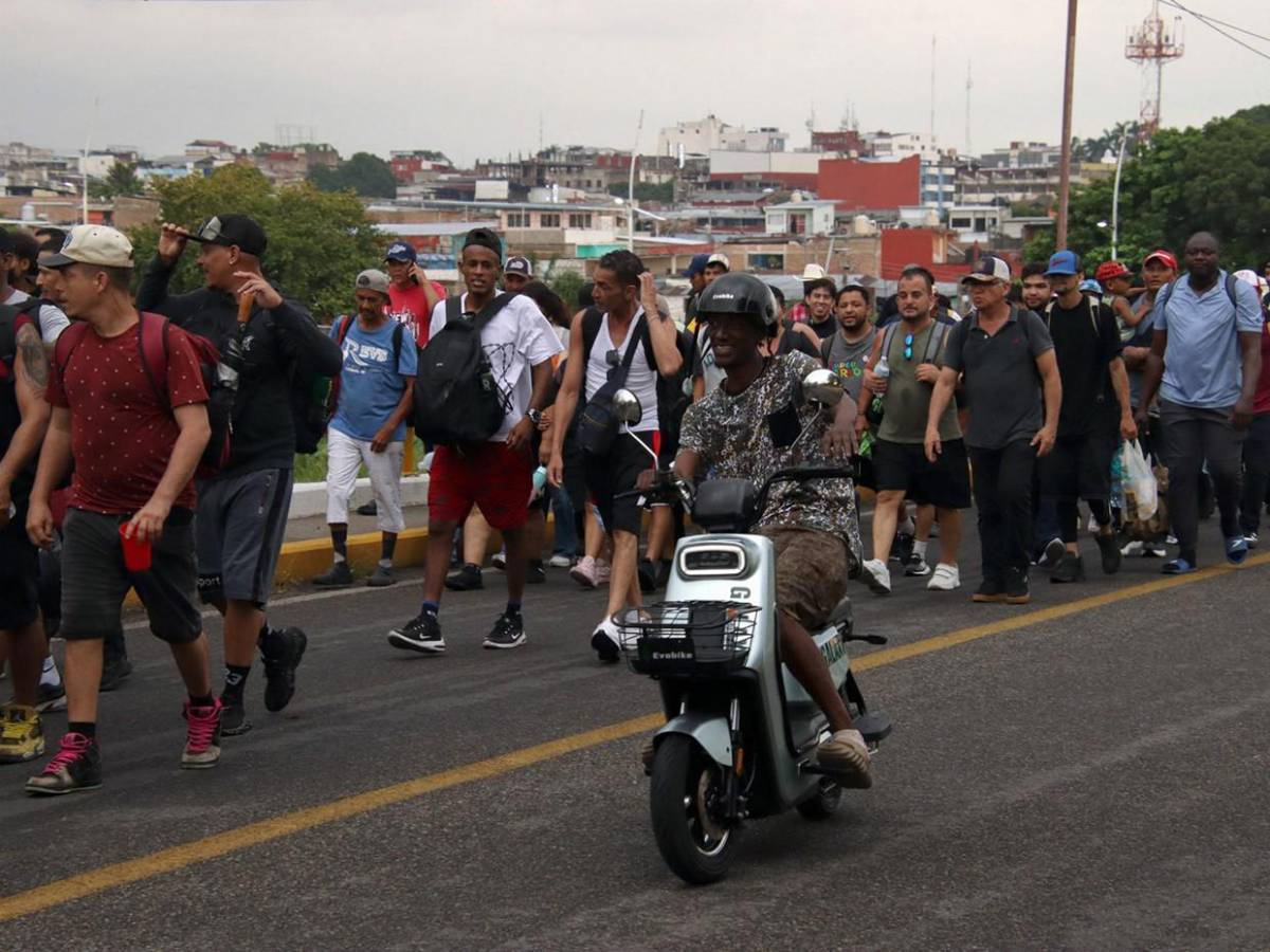 Unos 800 migrantes salen en caravana desde el sur de México hacia la capital