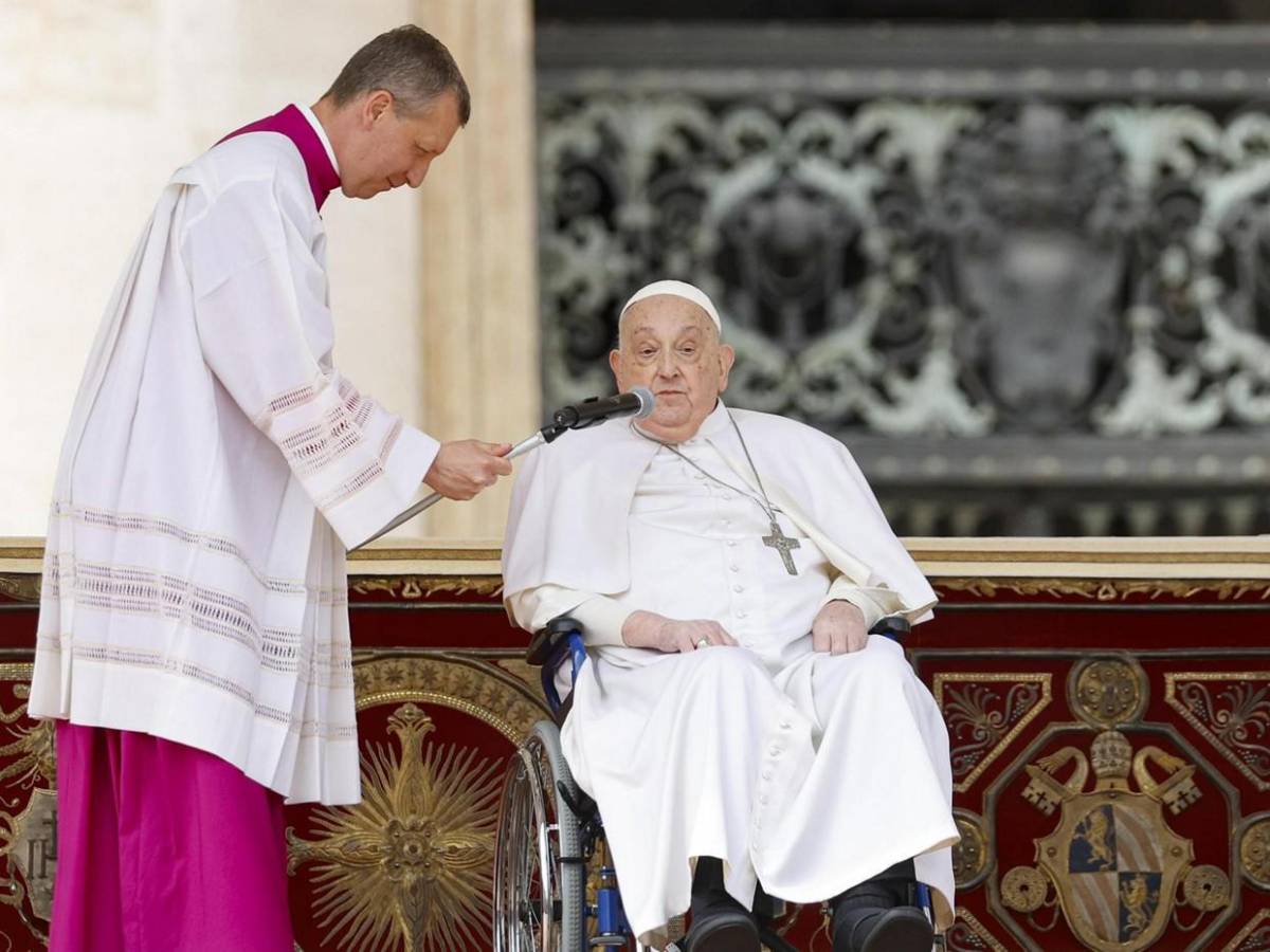 Sin oxígeno y deseando una feliz Semana Santa reaparece el papa Francisco Sin oxígeno y deseando una feliz Semana Santa reaparece el papa Francisco