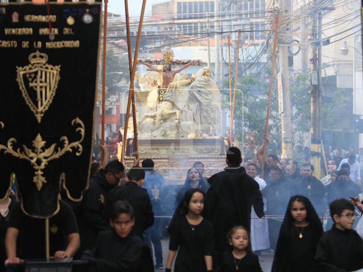 Solemne procesión del Santo Entierro recorre el centro de Tegucigalpa este Viernes Santo