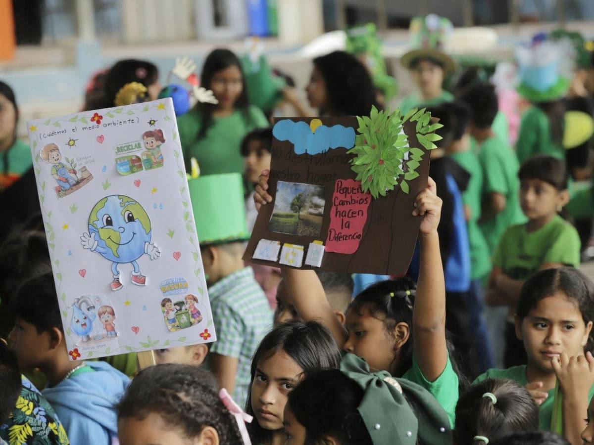 Disfraces, contacto con la tierra y juegos marcan tercera semana de Escuelas Amigables