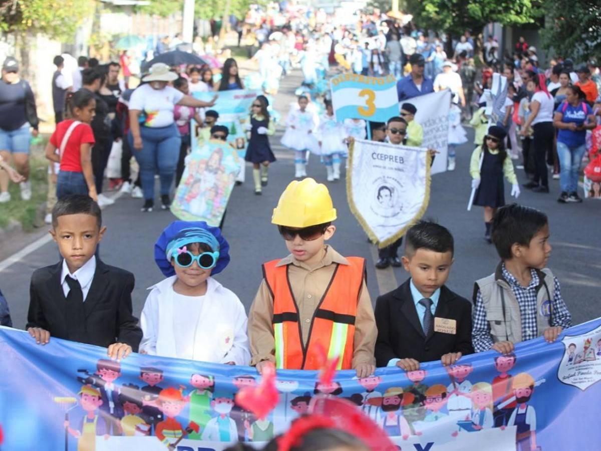 Niños de prebásica brillan en desfiles con trajes típicos y elementos culturales