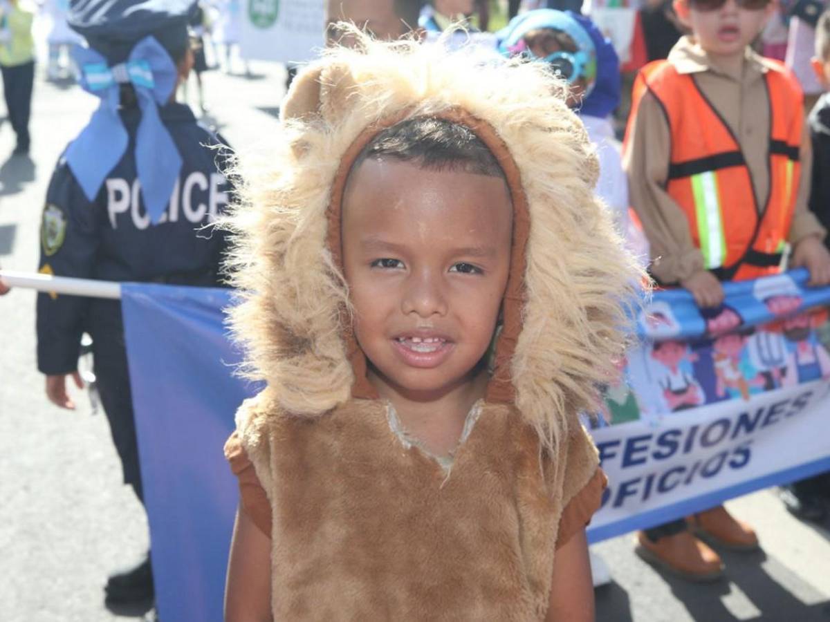 Niños de prebásica brillan en desfiles con trajes típicos y elementos culturales