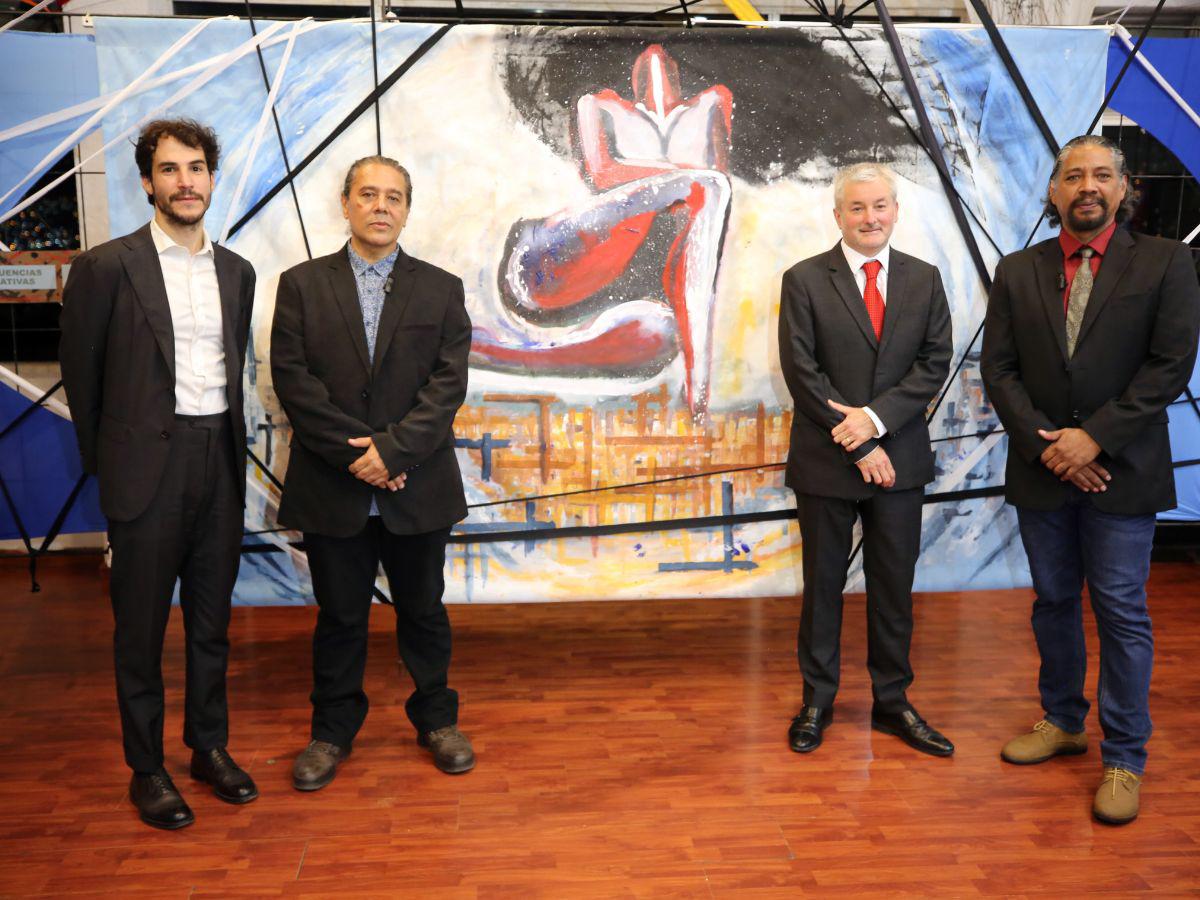 El director de la Alianza Francesa en Tegucigalpa, Karim Halloul, y el embajador de Francia en Honduras, Cédric Prieto, acompañaron a los artistas durante la inauguración.