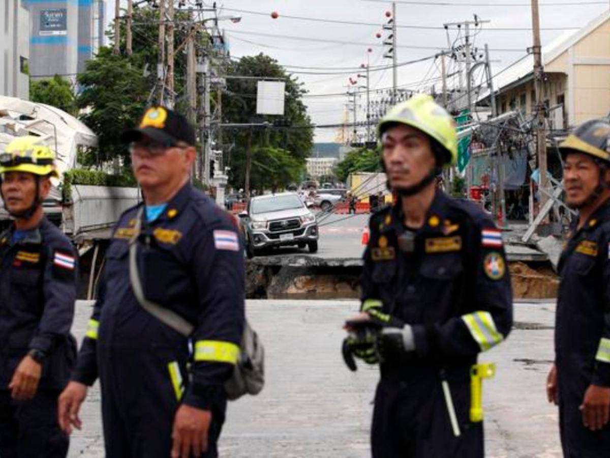 Gran socavón en Bangkok obliga a evacuaciones y corta servicios en hospital y zona