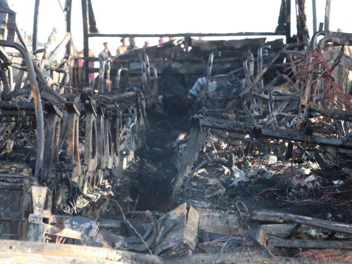 Al menos 76 muertos deja incendio de bus con deportados en Afganistán