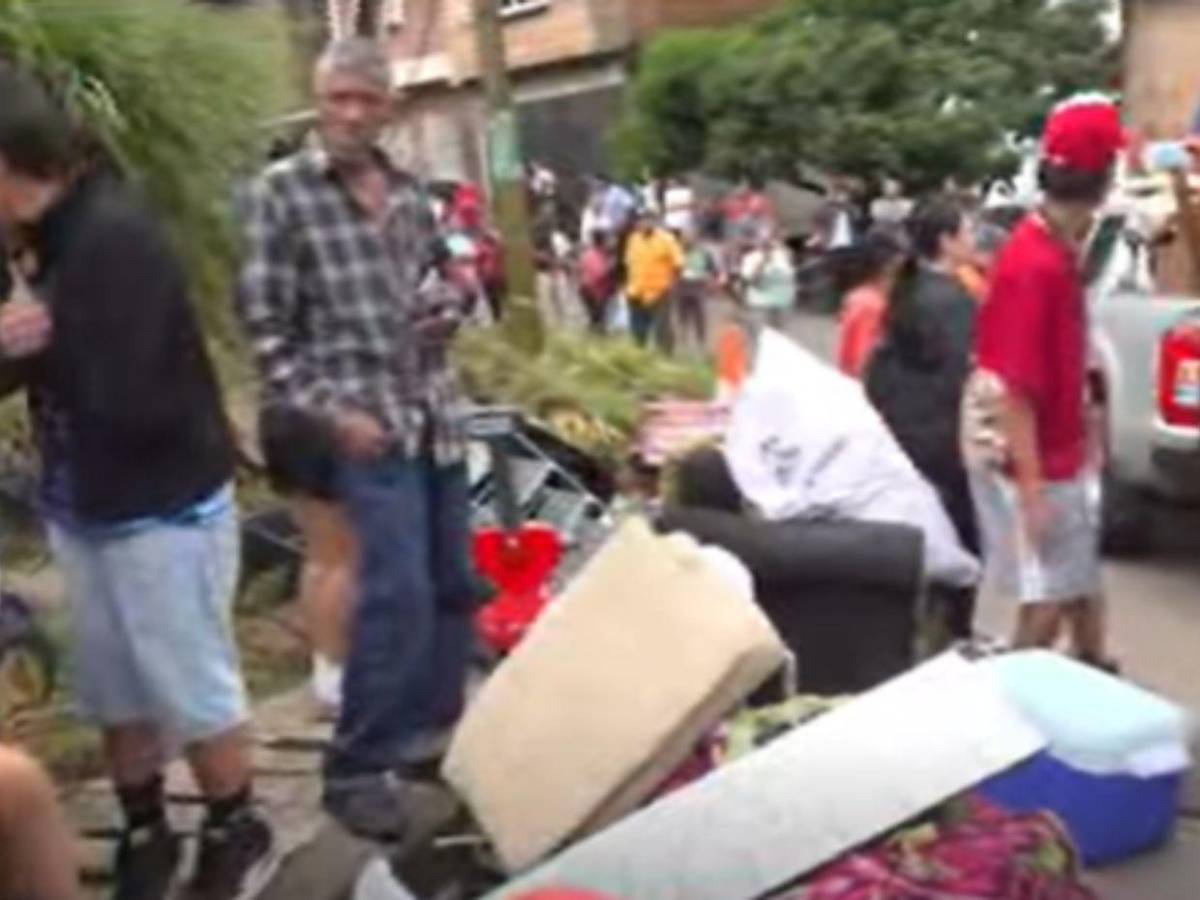 Sin casas ni lugar donde albergar: vecinos evacuan El Reparto tras derrumbe de sus casas