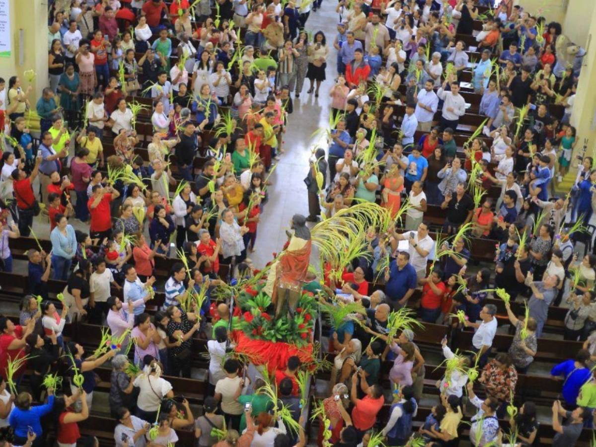 Domingo de Ramos llena de fe y tradición las calles del norte de Honduras
