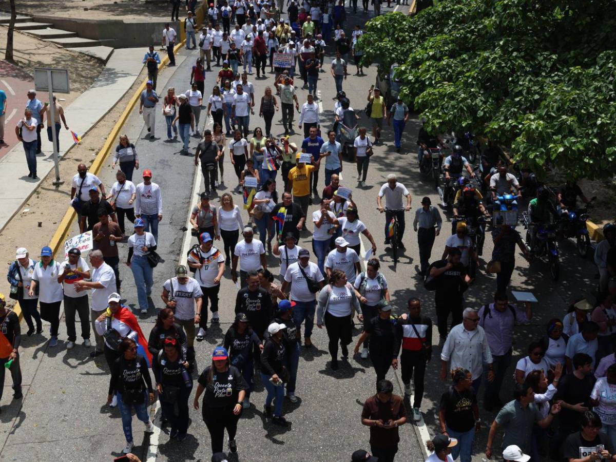 Con fotos de Maduro y pidiendo un salario digno: venezolanos conmemoran el Día del Trabajador