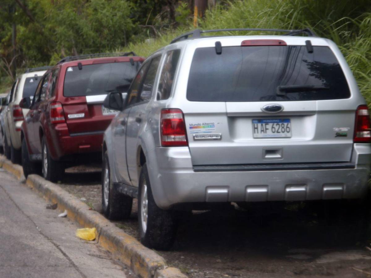 Vehículos mal estacionados colapsan el acceso a la colonia Centroamérica Oeste
