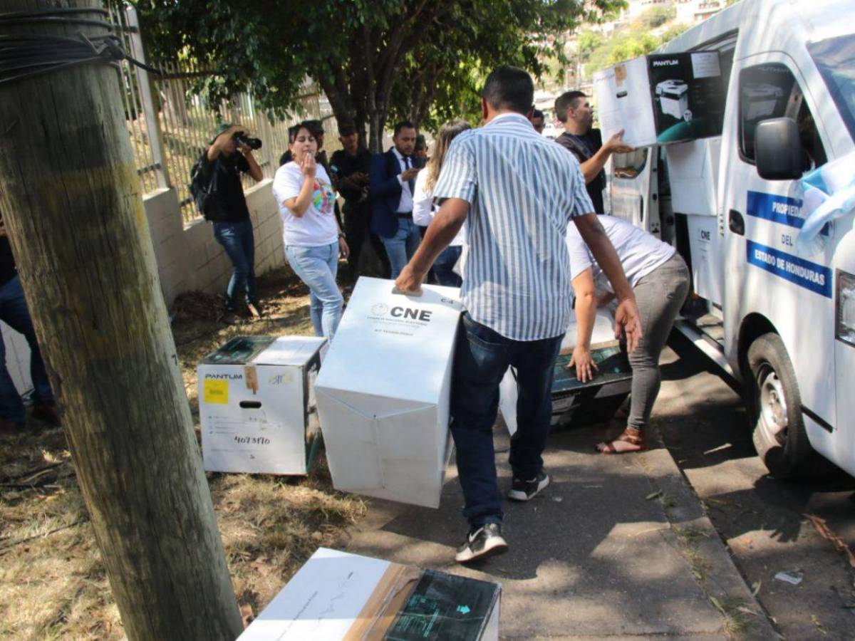 En plena calle dejan maletas electorales con retraso de más de nueve horas de entrega