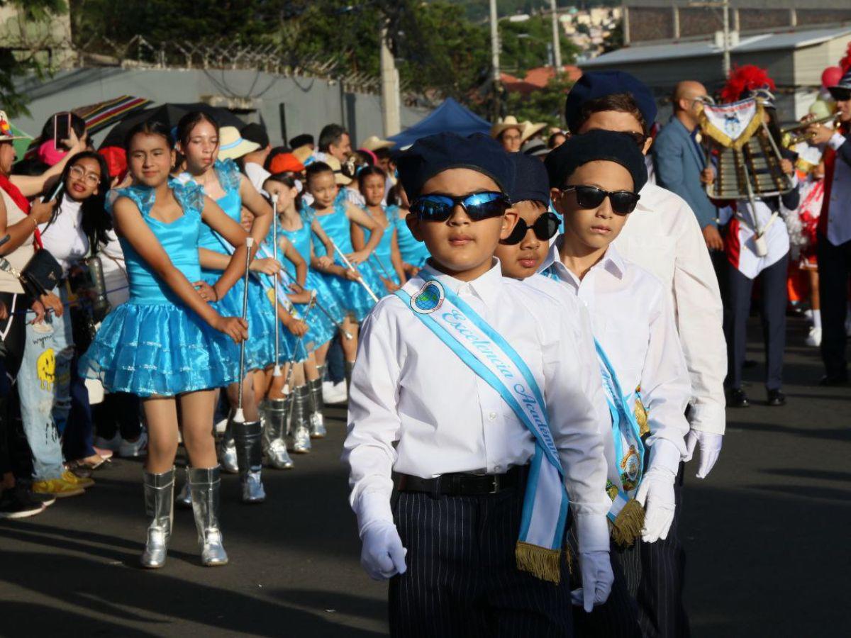 Los pequeñines que dan la milla extra también llenan de orgullo y excelencia los desfiles