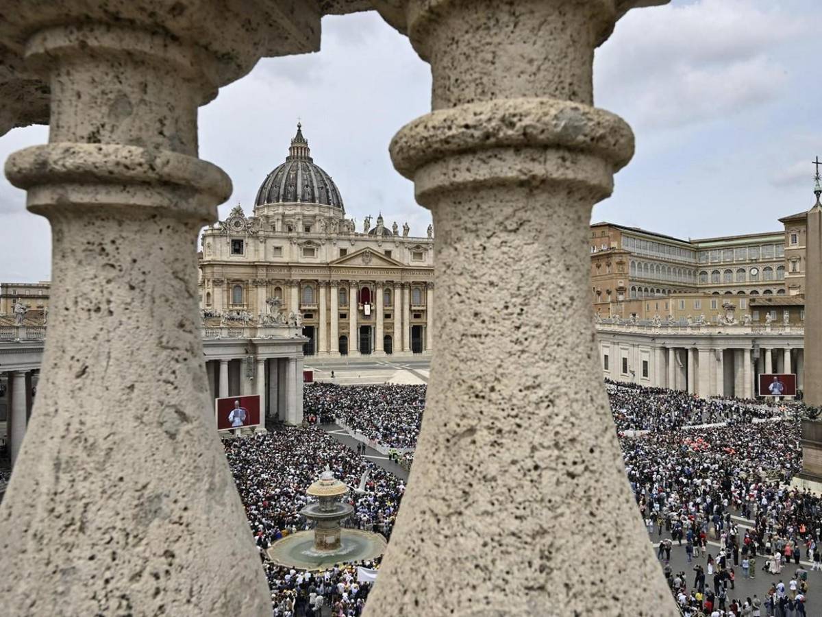 Primera misa del Papa León XIV junto a la tumba de San Pedro tras su elección Primera misa del Papa León XIV junto a la tumba de San Pedro tras su elección