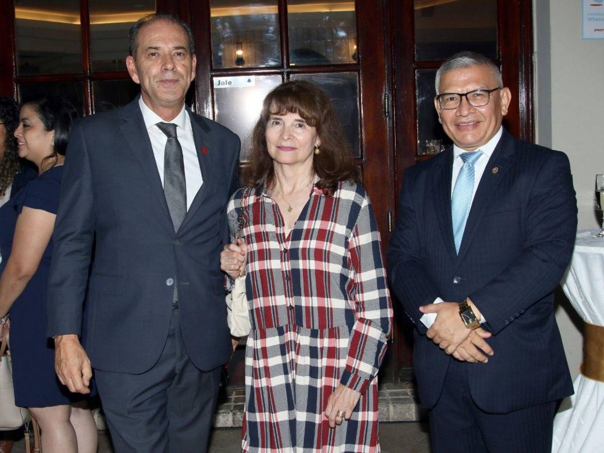 Anfitriones e invitados especiales brindan por la Unidad Alemana