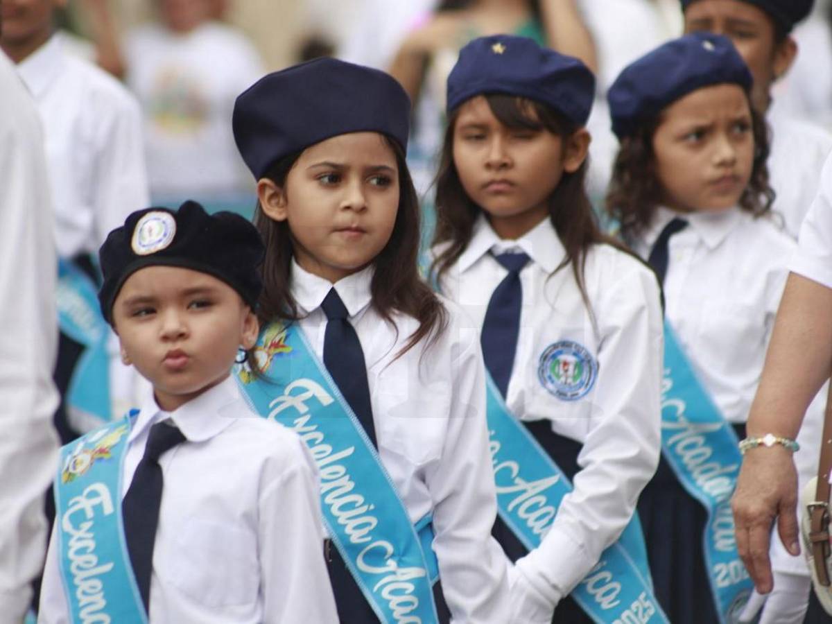 Colorido desfile en honor a la Patria en el Barrio Cabañas de San Pedro Sula