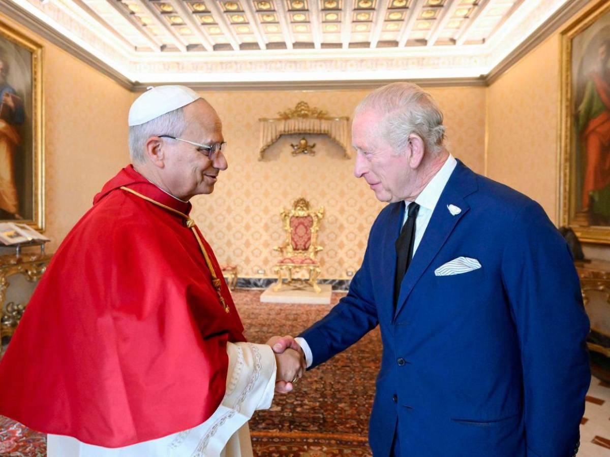 Rey Carlos III y papa León rezan juntos en la Capilla Sixtina: así fue el encuentro en el Vaticano