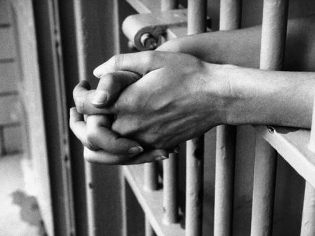 Quitó el cerrojo, fue a la celda y le disparó: así mató policía a hombre detenido en Atlántida