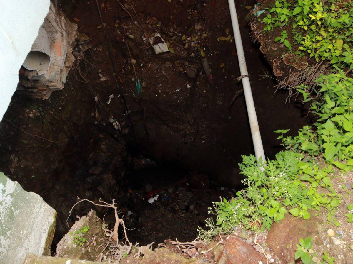 Socavones ponen en riesgo conductores y vecinos en distintos puntos de la capital