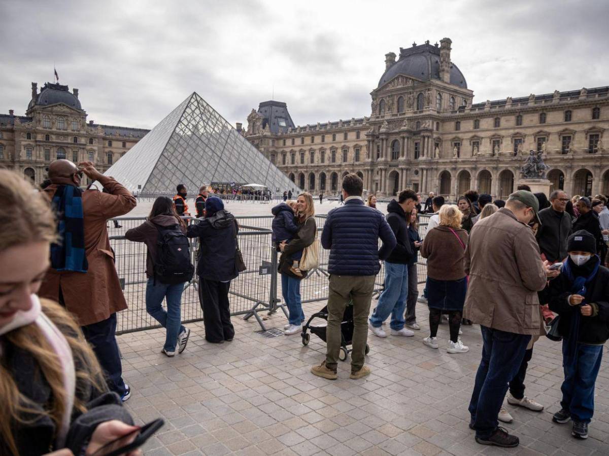Estudiantes bloquean el acceso al Louvre en apoyo a las protestas de los institutos