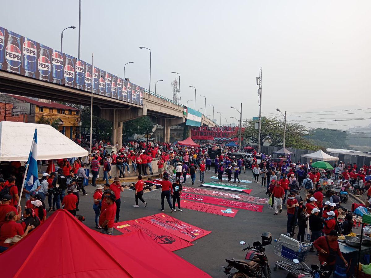 Militantes de Libre se preparan con pancartas para la movilización del de mayo.