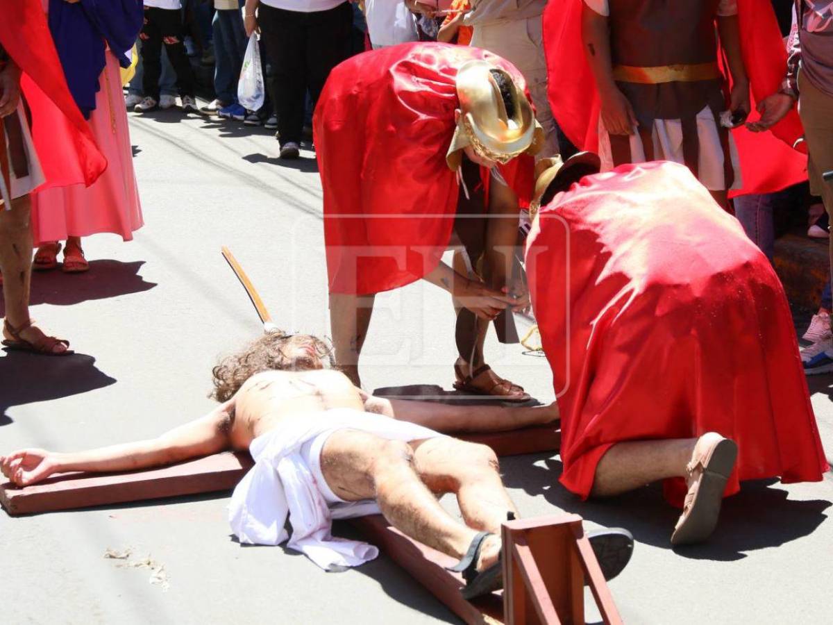 Desde su condena hasta su muerte: así se recorrieron las 14 estaciones del viacrucis