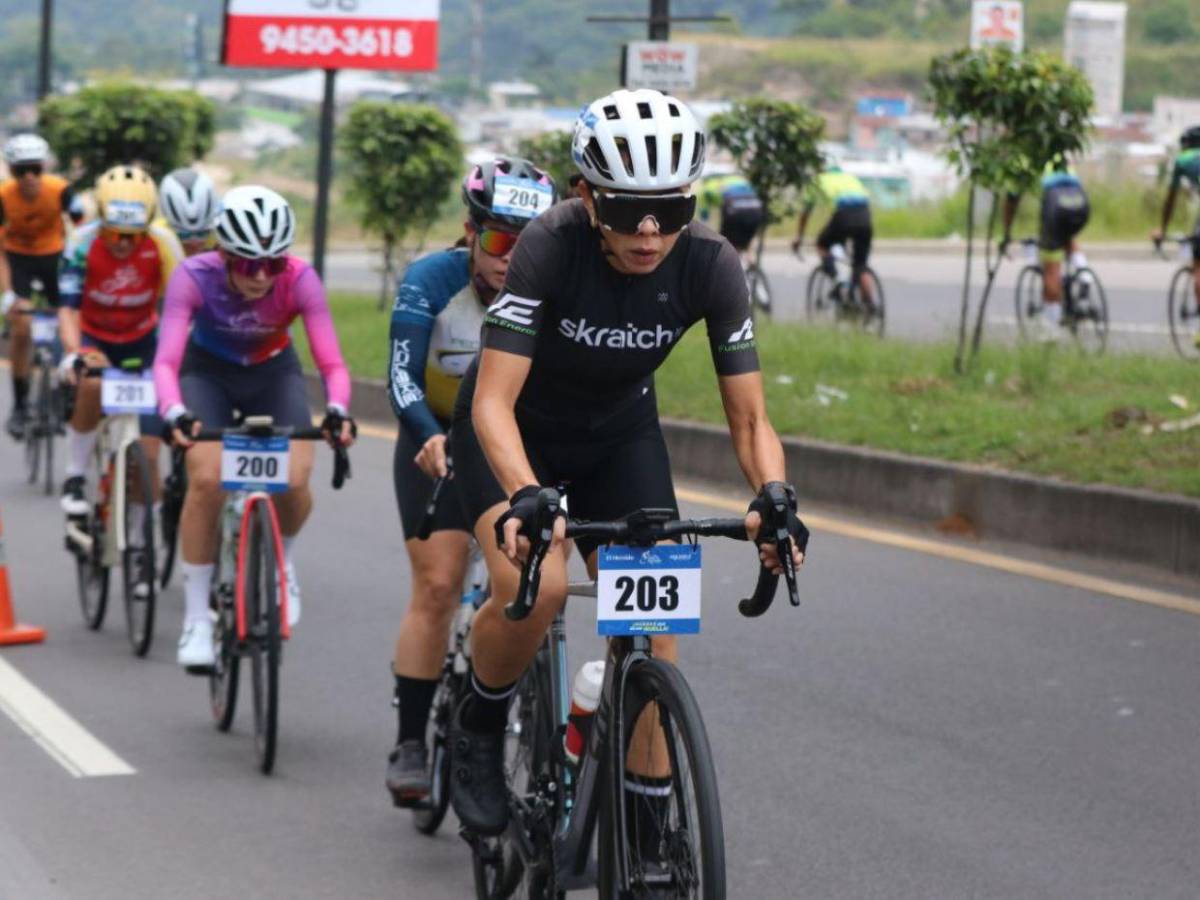 Con pasión y determinación, mujeres pedalean por el primer lugar en la Vuelta Ciclística EL HERALDO