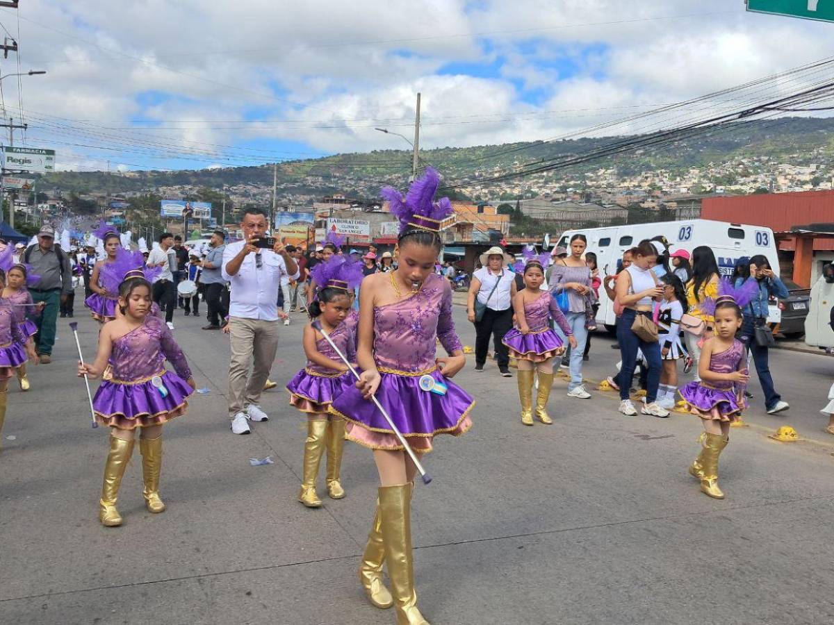Al ritmo de Candú y punta, escuelas ambientan las calles de El Carrizal en los desfiles cívicos