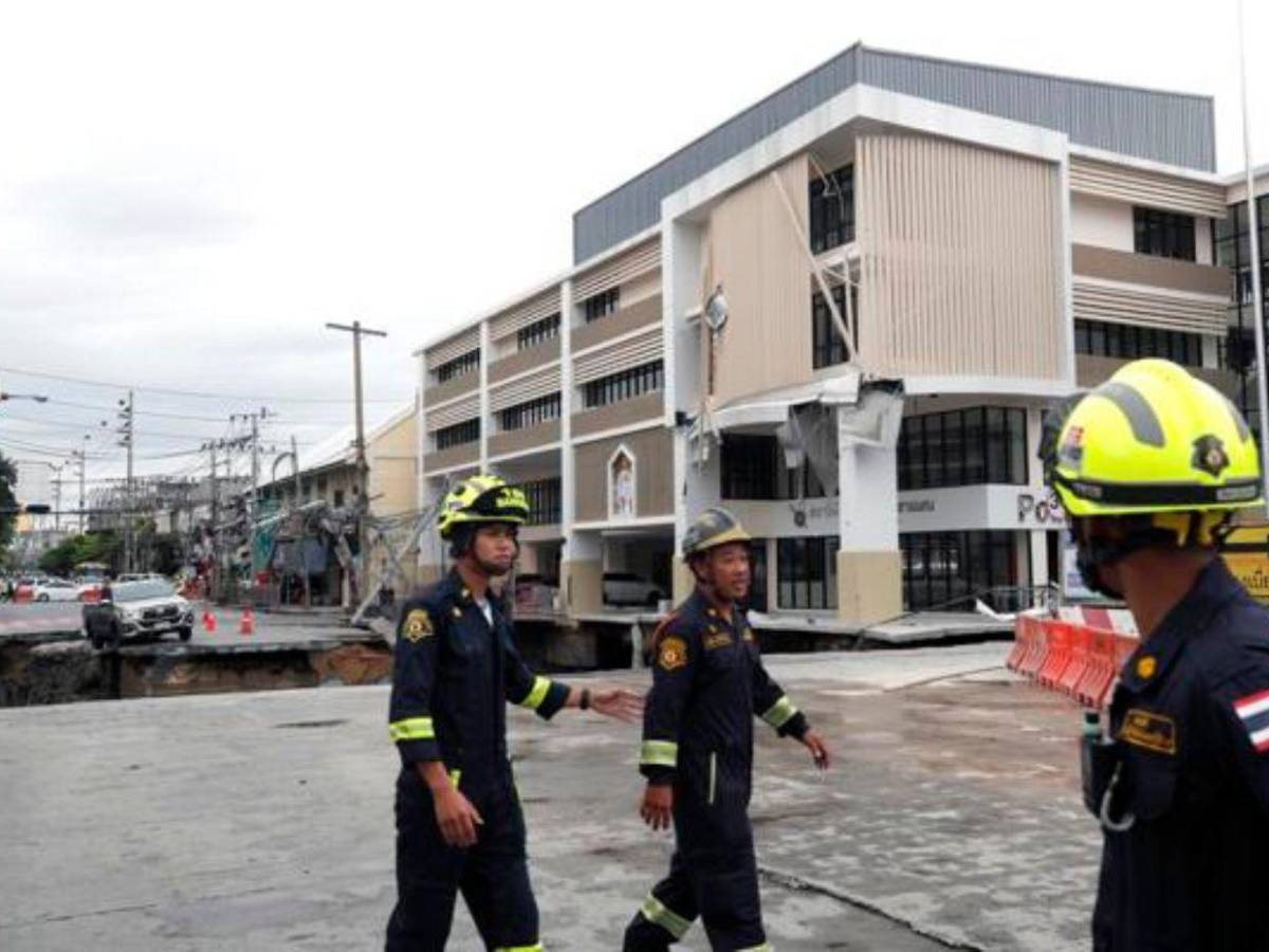 Gran socavón en Bangkok obliga a evacuaciones y corta servicios en hospital y zona