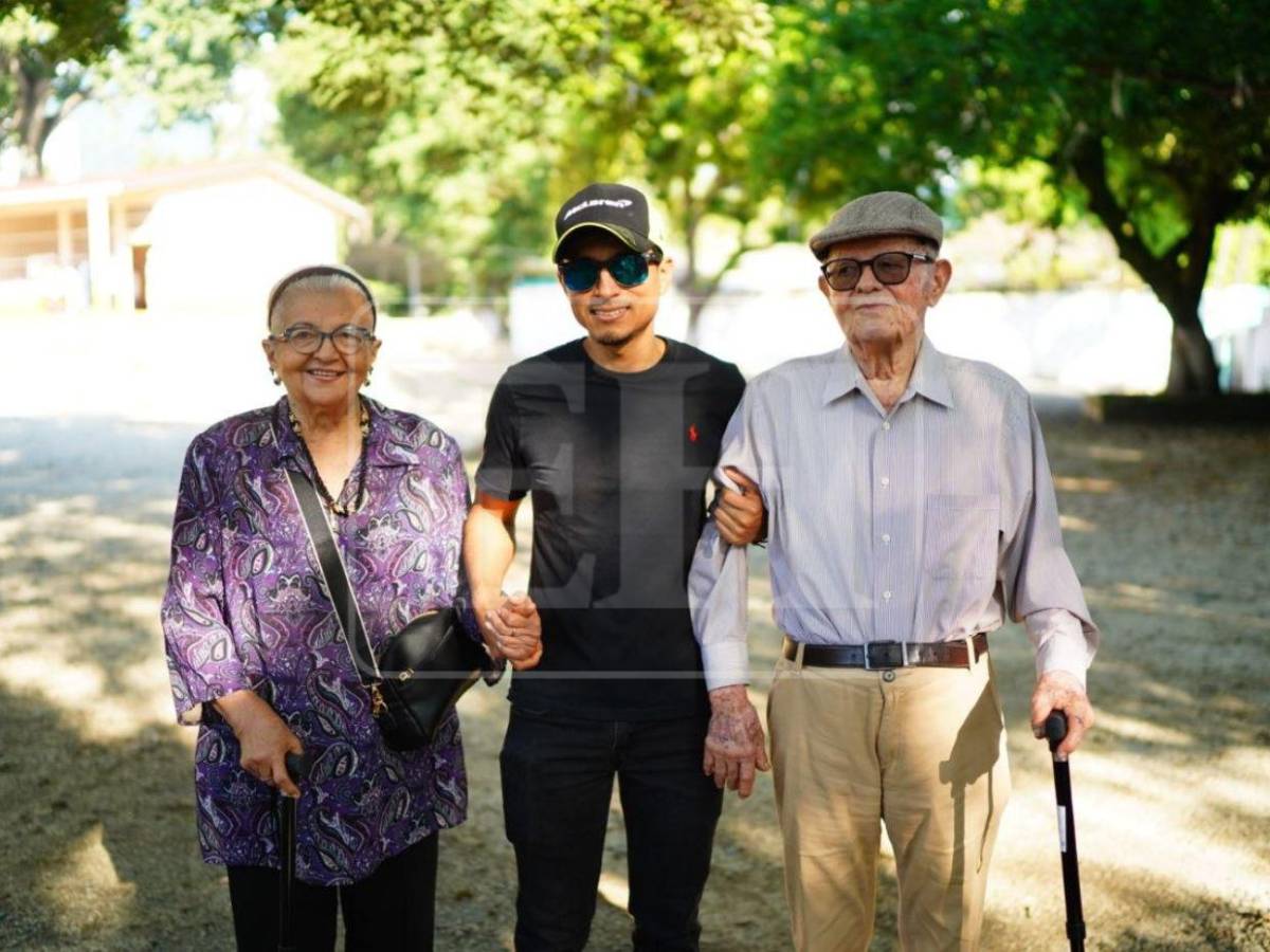 En silla de ruedas y bastones, personas de la tercera edad llegan a defender su voto