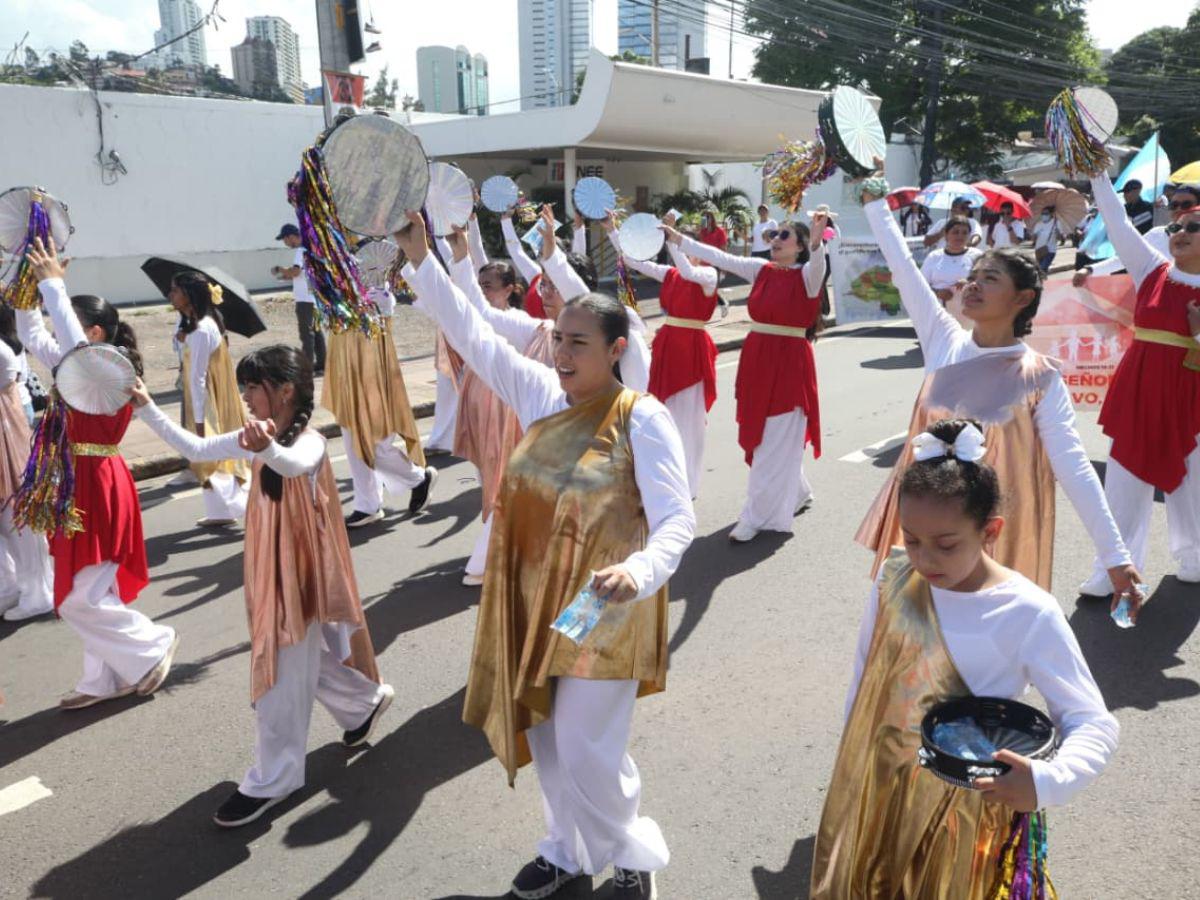 Día de la Biblia: Cientos de hondureños desfilan por el bulevar Suyapa en Tegucigalpa