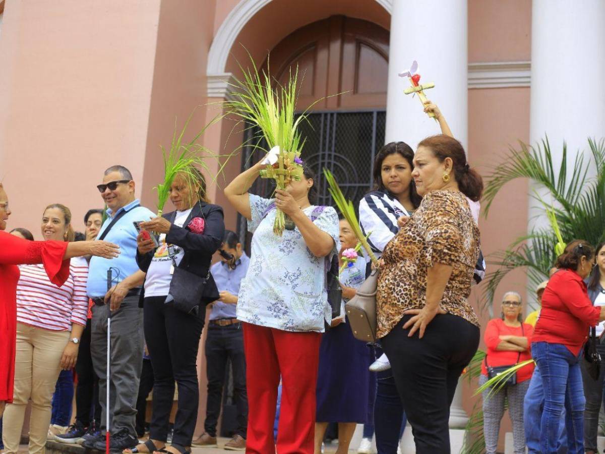 Domingo de Ramos llena de fe y tradición las calles del norte de Honduras