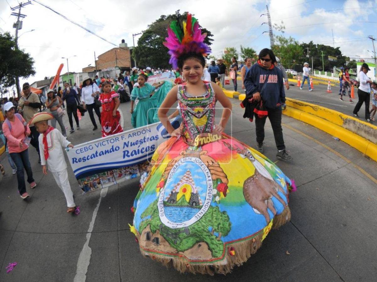 En fotos: los trajes típicos más destacados en los desfiles patrios de las escuelas en Tegucigalpa