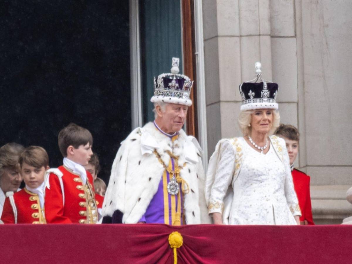Lectura de labios revela el mordaz comentario de Harry durante coronación del rey Carlos III