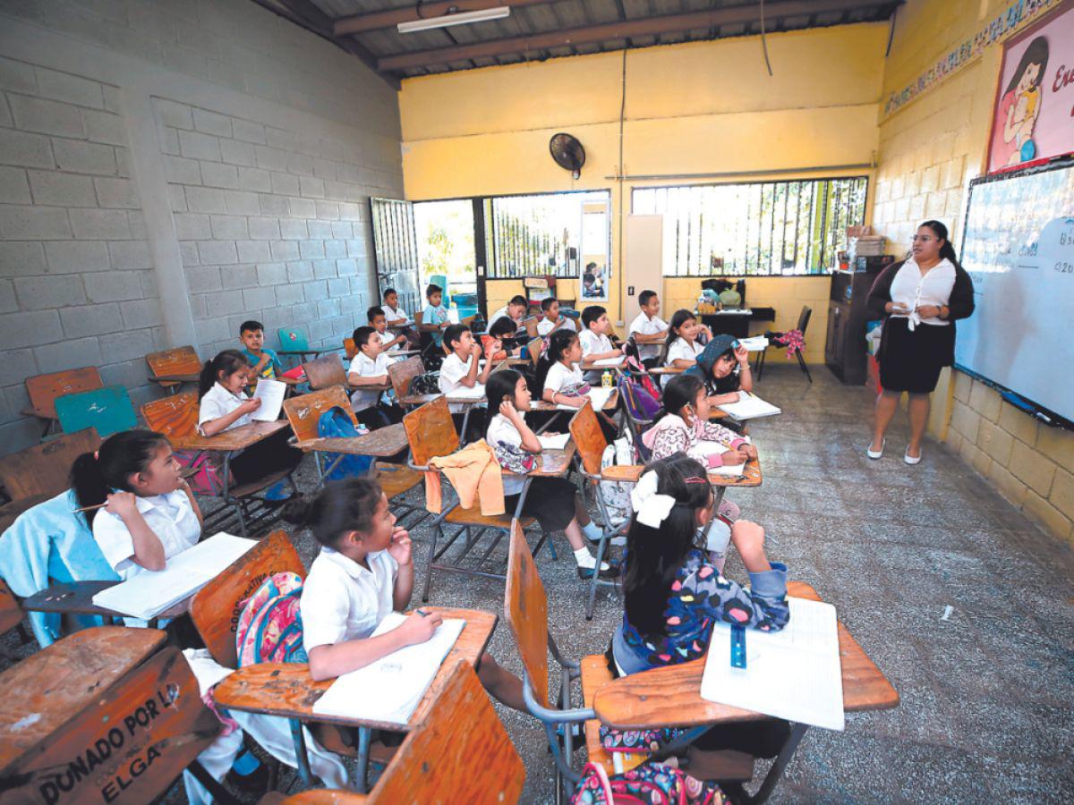 Escuelas seguirán sin libros de texto hasta que el CN apruebe el Plan de Educación