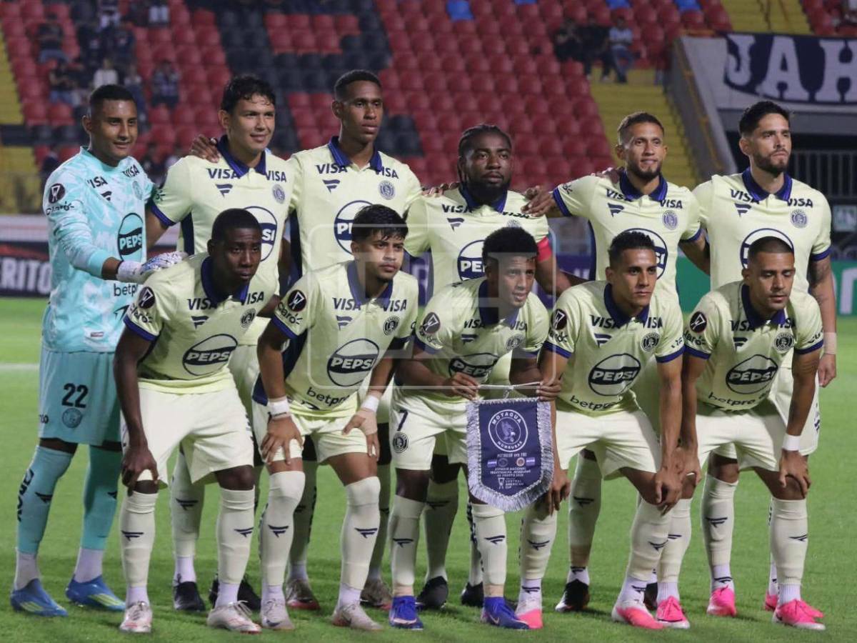 Motagua vs FAS: barra salvadoreña denuncia lo que le hicieron y, ¿quién es la bella chica?
