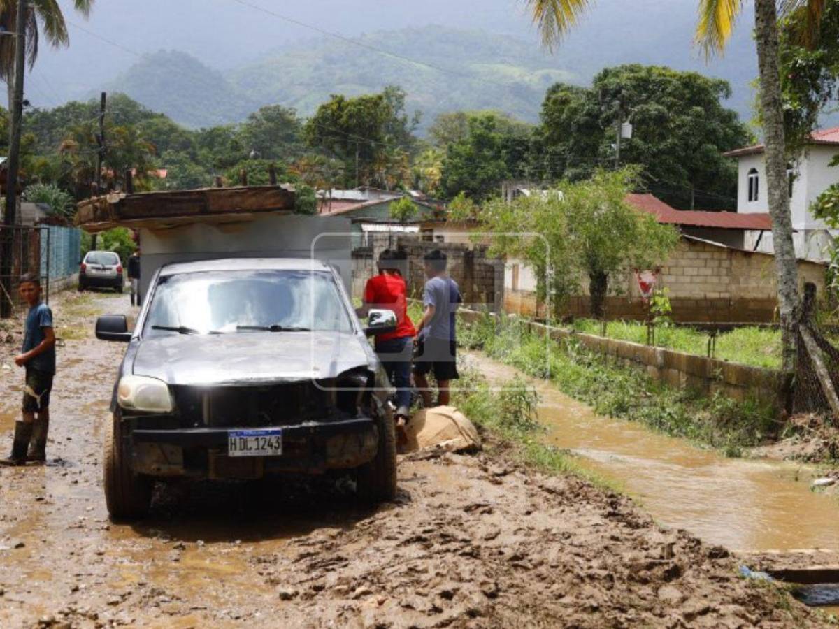 Casas llenas de lodo: ciudadanos en Santa Cruz de Yojoa hacen limpieza tras inundaciones
