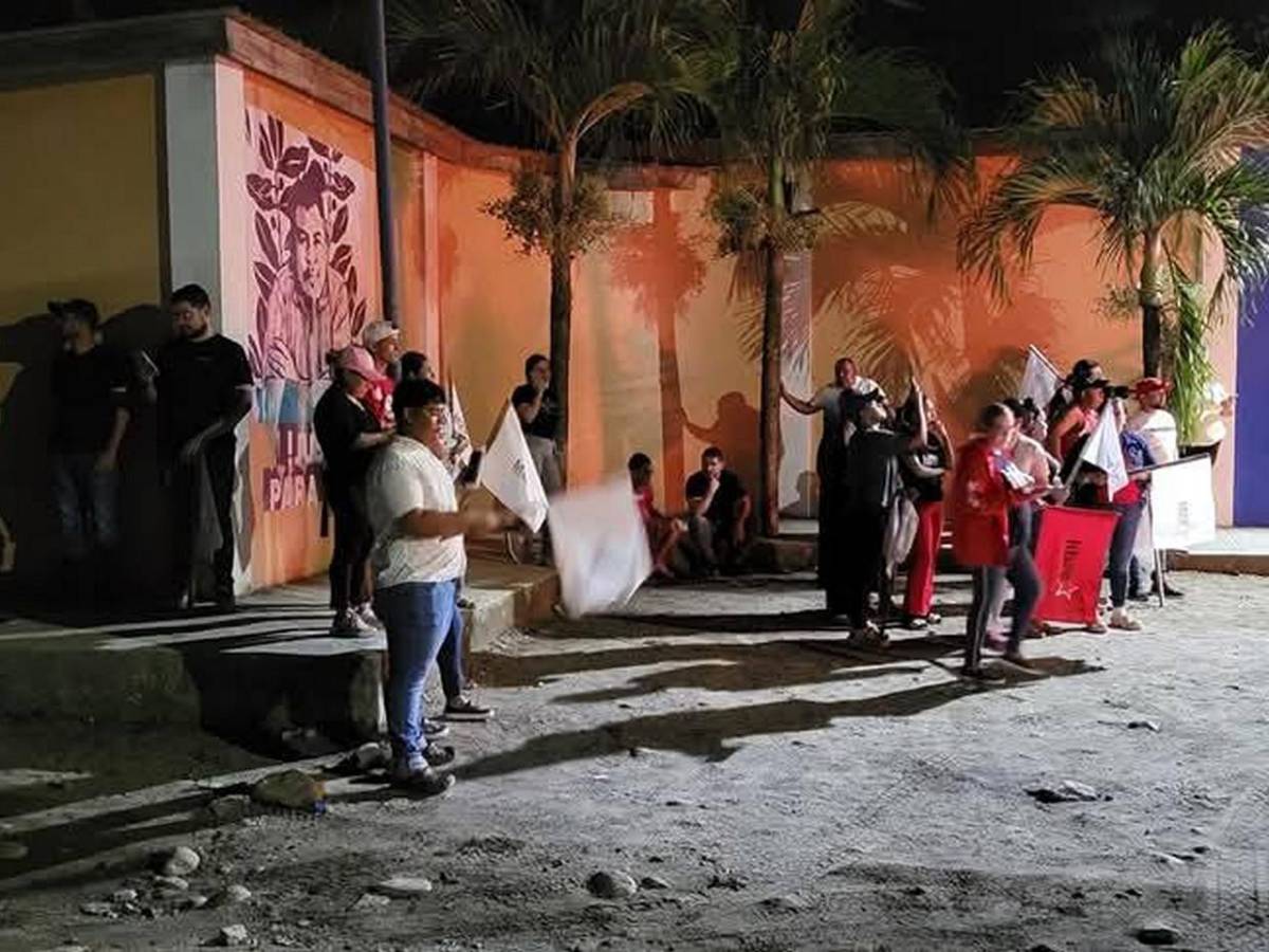 Protestan por falta de entrega de credenciales a dos corrientes dentro de Libre