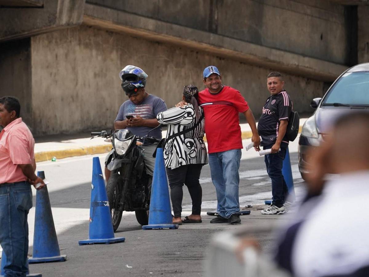 Aficionados llegan al Chelato Uclés para la gran final Olimpia vs Real España
